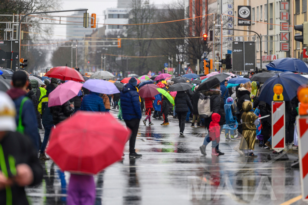 _DWA2266 | Trotz Nieselregen schlängelte sich der „Gaudiwurm“ am Sonntag durch die Nürnberger Innenstadt an tausenden Faschingsfans vorbei.  Nürnberg, 11.02.2024 - Realisiert mit Pictrs.com