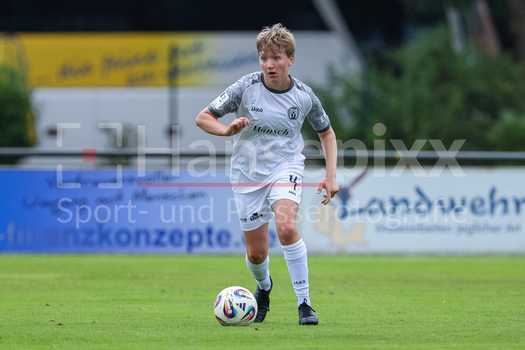 Fussball, Testspiel Frauen, SV Meppen - VfL Bochum | Anncharlotte Hampel (SV Meppen, 4) am Ball, Freisteller, Einzelbild, Ganzkörper, Aktion, Action, Spielszene