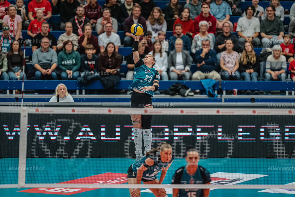 Dresdner SC - Binder Blaubären TSV Flacht, DEKRA 1. Bundesliga Frauen, Volleyball | Im Bild: Aufschlag Mackenzie Foley (23, Dresdner SC)24.10.2026, Dresdner SC -  Binder Blaubären TSV Flacht, DEKRA 1. Bundesliga Frauen, Volleyball, Deutschland, Dresden, Cyberport Arena