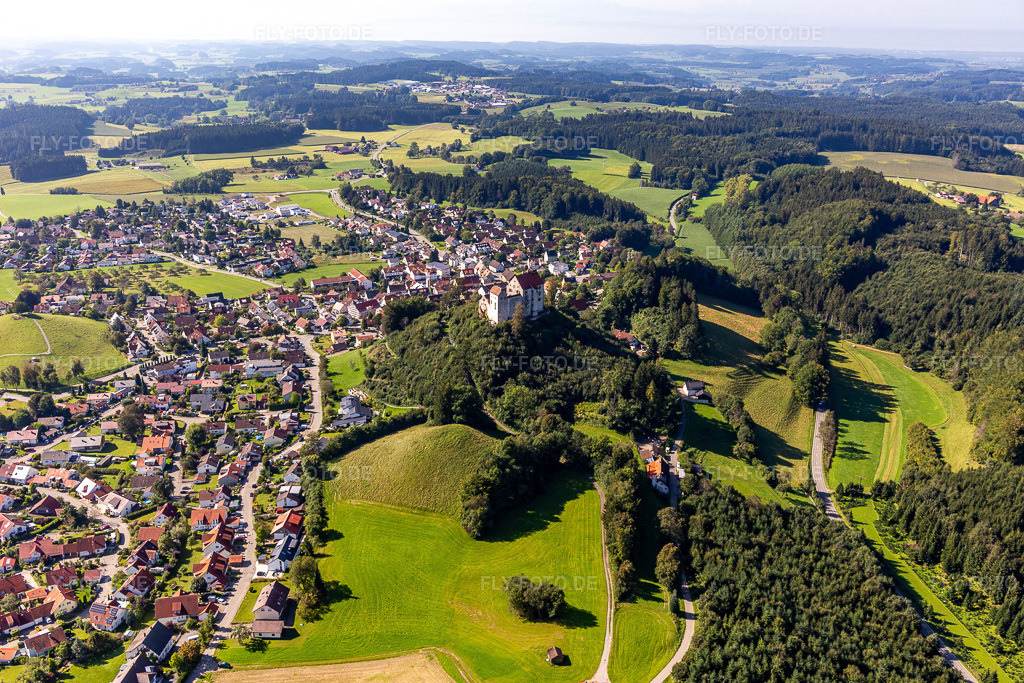 Luftbild: Schloss Waldburg im Ortsteil Sieberatsreute in Waldburg im Bundesland Baden-Württemberg in Deutschland. Foto: IMG_129105.jpg vom 04.09.2021 durch Werner Riehm/FLY-FOTO.de