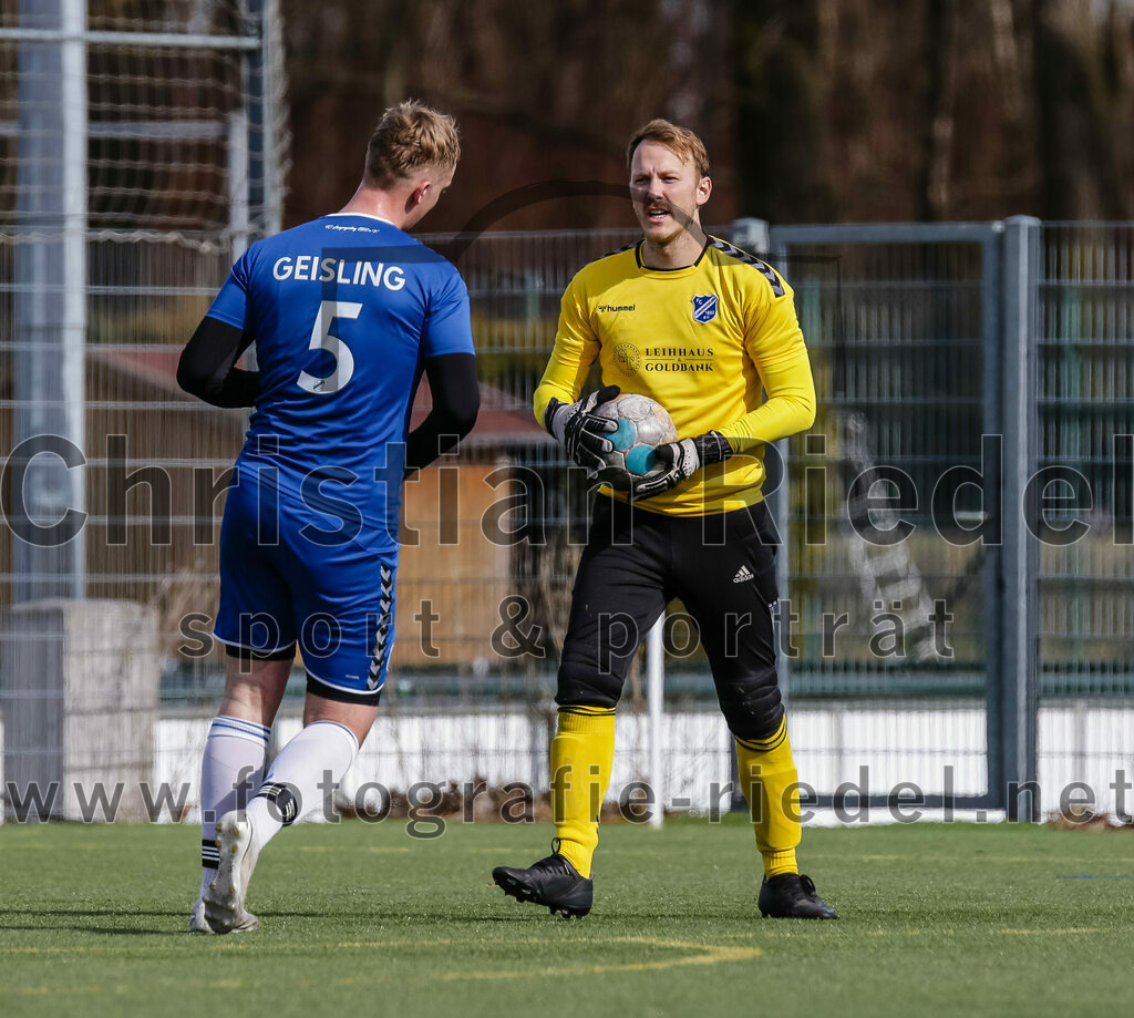 2024-02-24_049_FC_Langengeisling_II_gegen_SG_Reichenkirchen | Erding, Deutschland, 24.02.2024:
Fußball, Kreisklasse 2023 / 2024, Testspiel, FC Langengeisling II gegen SG Reichenkirchen, Endergebnis: 7:1

Jonas Hennig (FC Langengeisling, #5), Torwart Christian Bernhardt (FC Langengeisling, #1)

Foto: Christian Riedel / fotografie-riedel.net