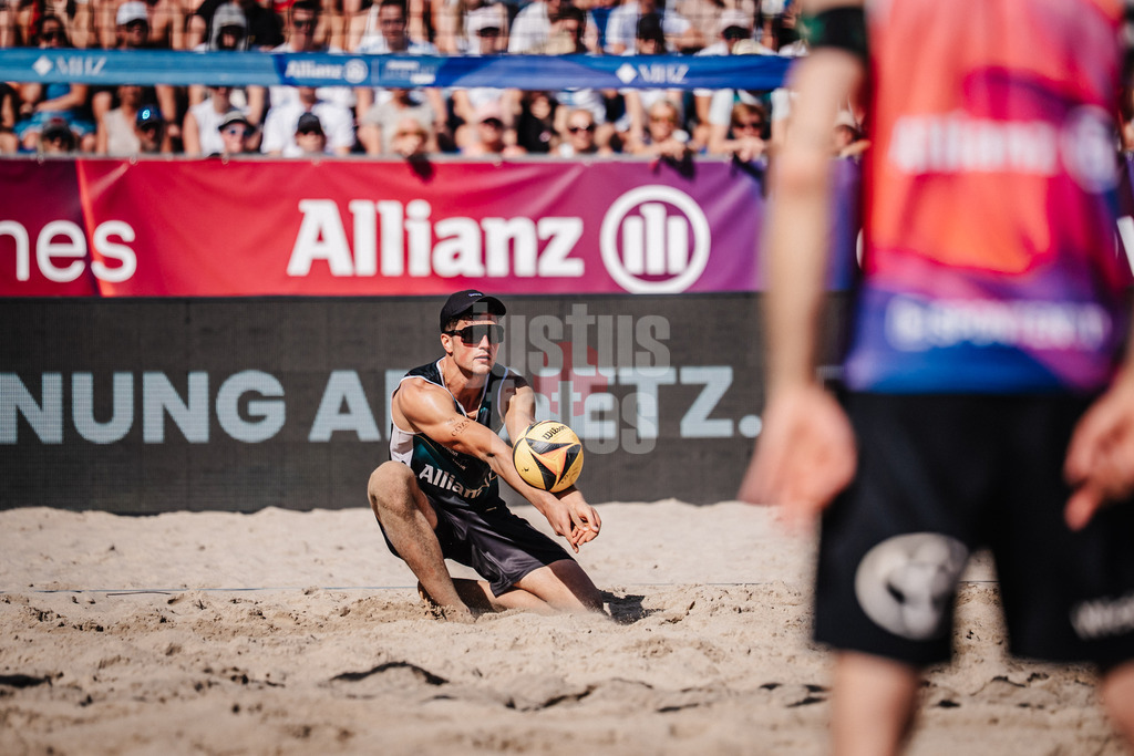 Beachvolleyball | Männer | Deutsche Meisterschaften 2025 Timmendorfer Strand | 07.09.2025 | Sven Winter nimmt den Ball an