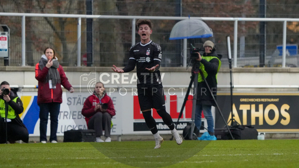 Fußball, Herren, Saison 2025/2026, Regionalliga Nordost, 18. Spieltag, FSV 63 Luckenwalde vs. FC Rot-Weiß Erfurt, Samstag 06.12.2025, Werner-Seelenbinder-Stadion Luckenwalde, | Fußball, Herren, Saison 2025/2026, Regionalliga Nordost, 18. Spieltag, FSV 63 Luckenwalde vs. FC Rot-Weiß Erfurt, Samstag 06.12.2025, Werner-Seelenbinder-Stadion Luckenwalde, Im Bild: Lars Kleiner (Erfurt) ist entsetzt über die Schiedsrichter-Entscheidung nach seinem Abseitstor. - Realisiert mit Pictrs.com