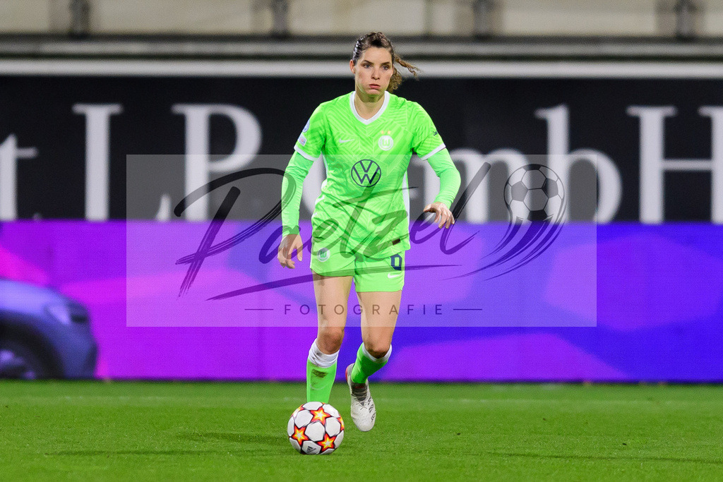 WOBJUV20211118_122 | Fussball, Frauen: Dominique Janssen (VfL Wolfsburg) in Aktion, am Ball, Einzelaktion bei dem Spiel der UEFA Women´s Champions League zwischen VfL Wolfsburg und Juventus Turin im AOK-Stadion am 18.11.2021 in Wolfsburg, Deutschland. - Realisiert mit Pictrs.com