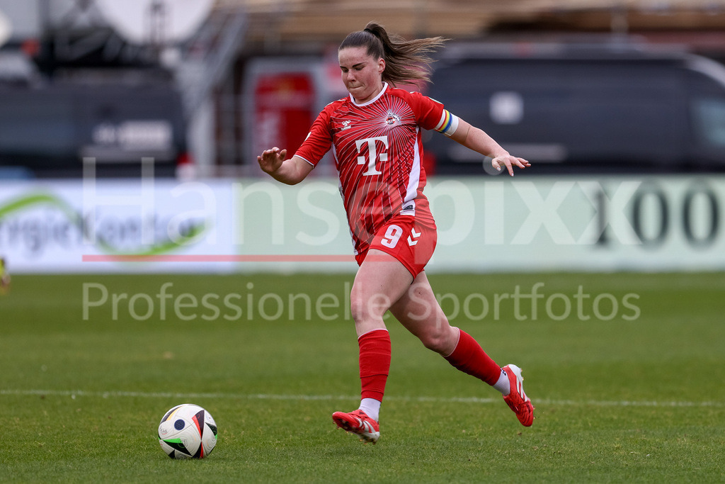Fussball, Google Pixel Frauen-Bundesliga, SV Werder Bremen - 1. FC Köln | Adriana Achcinska (1. FC Köln, 9) am Ball, Einzelbild, Ganzkörper, Aktion, Action, Spielszene, DIE DFB-RICHTLINIEN UNTERSAGEN JEGLICHE NUTZUNG VON FOTOS ALS SEQUENZBILDER UND/ODER VIDEOÄHNLICHE FOTOSTRECKEN. DFB REGULATIONS PROHIBIT ANY USE OF PHOTOGRAPHS AS IMAGE SEQUENCES AND/OR QUASI-VIDEO.