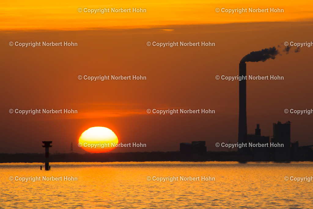 Reisefotografie - Deutschland - Nordsee | Sonnenuntergang vor der Silhouette von Wilhelmshaven. - Realisiert mit Pictrs.com