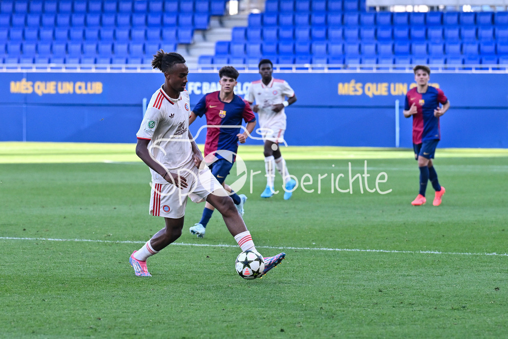 FC Barcelona U19 - FC Bayern München U19 | am Ball Jonah KUSI-ASARE (FCB #9) / UEFA Youth League: FC Barcelona U19 - FC Bayern München U19, Estadi Johan Cruyff am am 23.10.2024