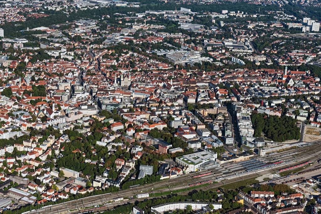 dr__0075846.jpg | AUGSBURG 02.09.2021 Gleisverlauf und Gebäude des Hauptbahnhofes in Augsburg im Bundesland Bayern, Deutschland. // Track progress and building of the main station of the railway in Augsburg in the state Bavaria, Germany. Foto: Daniel Reiter