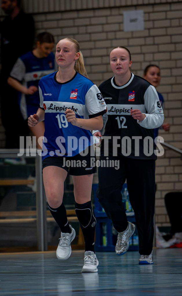 Handball I Frauen I Saison 2025-2026 I 3. Liga Staffel Nord I 10. Spieltag I SC SFN Vechta - HSG Blomberg-Lippe II I 0004 | Nele Ackmann (19, HSG Blomberg-Lippe II) und Emma Stürenburg (12, HSG Blomberg-Lippe II) laufen ein.  - Realisiert mit Pictrs.com