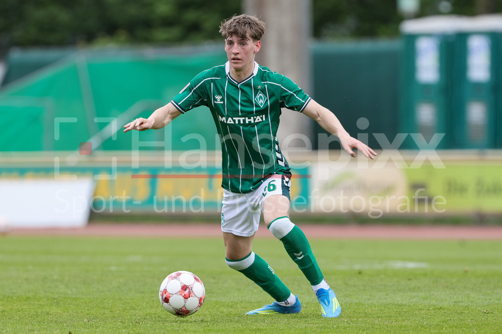 Fussball, Regionalliga Nord, SV Werder Bremen II - SSV Jeddeloh | Luca Höcker (SV Werder Bremen II, 26) am Ball, Freisteller, Einzelbild, Ganzkörper, Aktion, Action, Spielszene