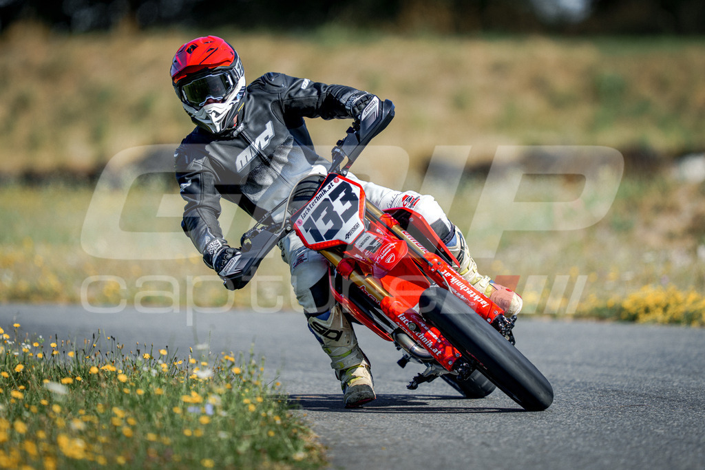 SuperMoto_Staatsmeisterschaft_Fuglau-170 | GRIPcapture steht für authentische Sportfotografie in Österreich – für Momente, die mehr sind als Geschwindigkeit oder Ergebnis. Es geht um Emotion, Spannung, Fokus und den Augenblick, der oft nur einen Wimpernschlag dauert.Ob Motorsport, Teamsport oder 