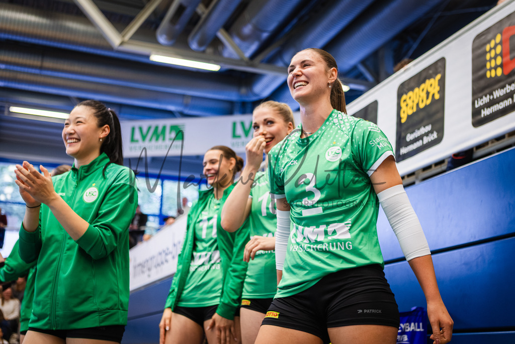 Volleyball, 1. Bundesliga Frauen, Hauptrunde, 1. Spieltag, Saison 2025/2026: USC Münster - SSC Palmberg Schwerin | 1. Bundesliga Frauen, Hauptrunde, 1. Spieltag, Saison 2025/2026, USC Münster empfängt SSC Palmberg Schwerin in der Sporthalle Berg Fidel in Münster. Foto: sportfotografie.ms | Markus Paletta - Realisiert mit Pictrs.com