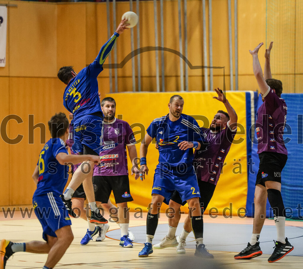 2024-10-13_069_SpVgg_Altenerding_gegen_SSG_Metten | Erding, Deutschland, 13.10.2024:Handball, Bezirksoberliga Männer 2024 / 2025, 4. Spieltag, SpVgg Altenerding gegen SSG Metten, Endergebnis: 40:22Jan Matousik (SSG Metten, #3), Karel Kveton (SSG Metten, #2), Sebastian Forster (SpVgg Altenerding, #13)Foto: Christian Riedel / fotografie-riedel.net