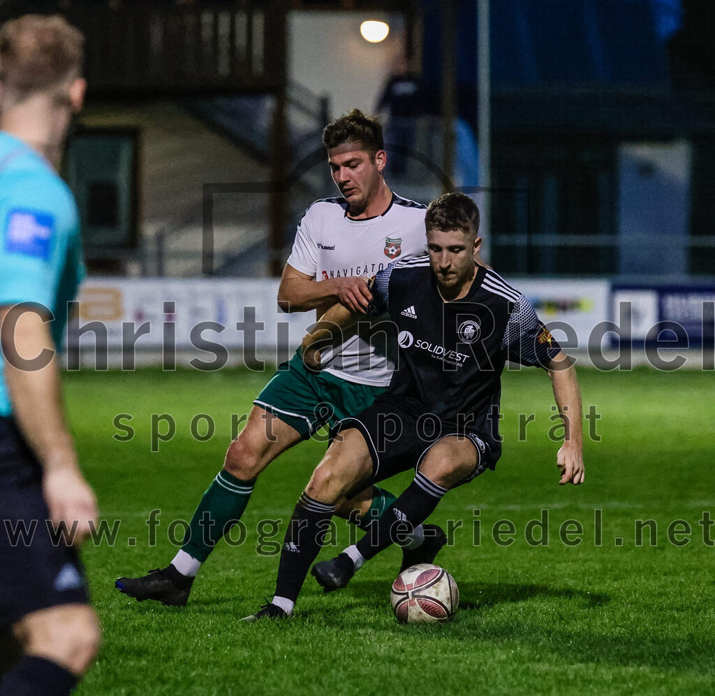 2024-04-05_093_FC_Schwaig_gegen_SV_Pullach | Oberding, Deutschland, 05.04.2024:
Fußball, Landesliga Südost 2023 / 2024, 28. Spieltag, FC Schwaig gegen SV Pullach, Endergebnis: 2:0

Raffael Ascher (FC Schwaig, #9), Linus Radau (SV Pullach, #20)

Foto: Christian Riedel / fotografie-riedel.net