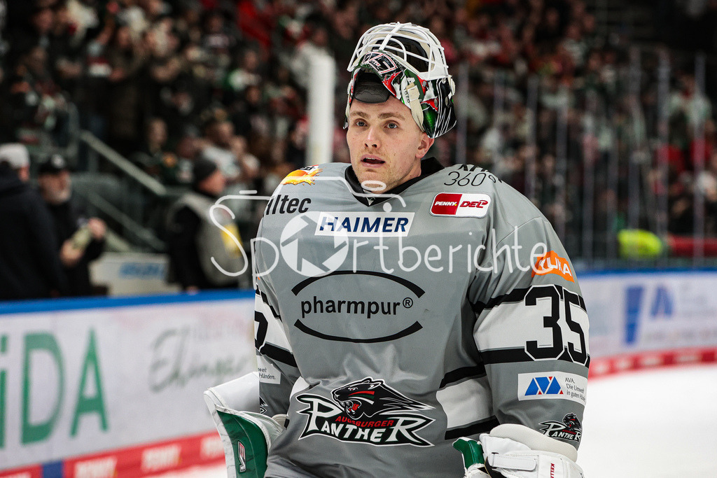 Augsburger Panther - Iserlohn Roosters | Markus KELLER (AEV #35) jubelt mit den Fans nach dem Heimsieg gegen Iserlohn