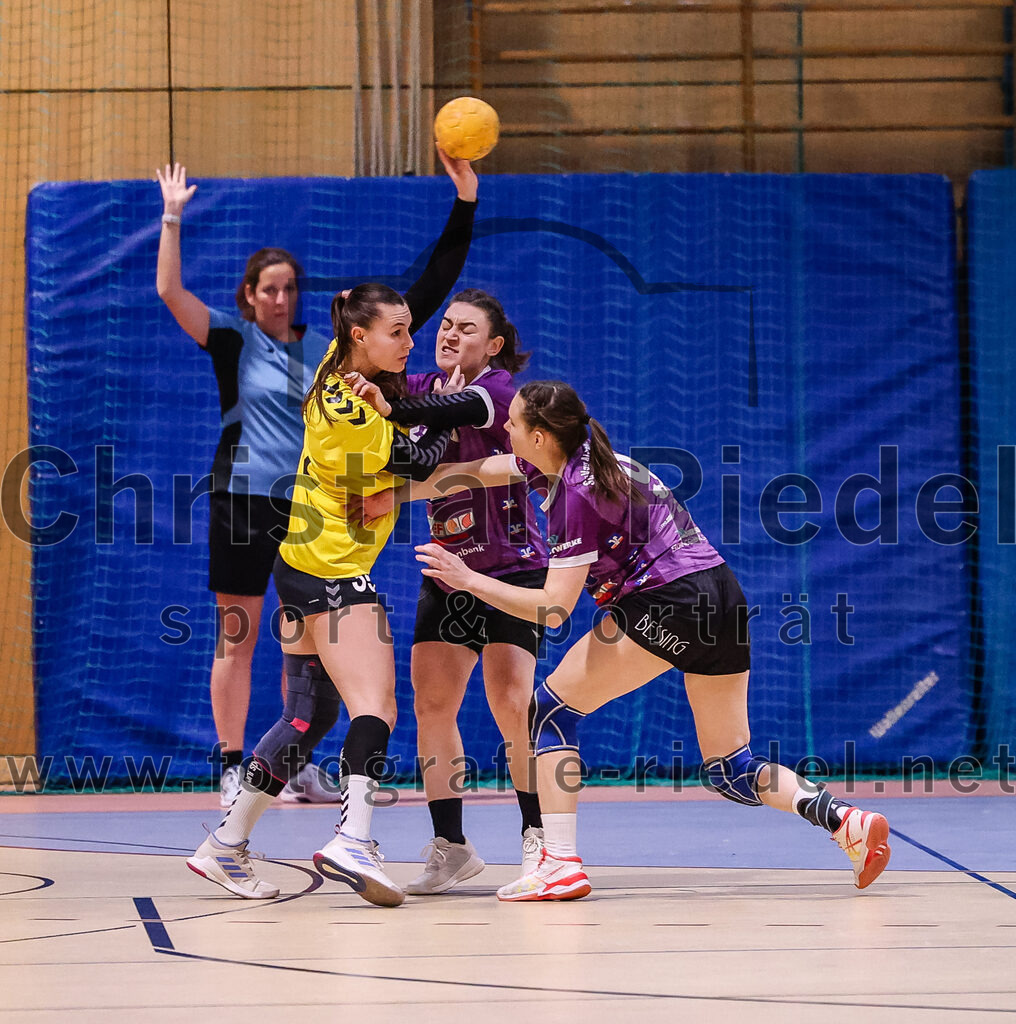 2025-01-11_016_SpVgg_Altenerding_gegen_HF_Scheyern | Erding, Deutschland, 11.01.2025:Handball, Bezirksoberliga Frauen Altbayern 2024 / 2024, 10. Spieltag, SpVgg Altenerding gegen HF Scheyern, Endergebnis: 20:23Verena Kirste (HF Scheyern, #35), Katharina Künstner (SpVgg Altenerding, #23), Julia Kranich (SpVgg Altenerding, #9)Foto: Christian Riedel / fotografie-riedel.net
