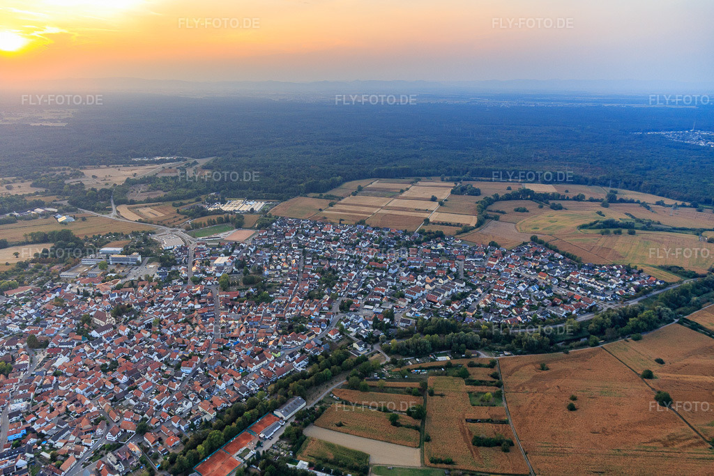 Luftbild: Stadtansicht am Abend aus Osten in Hagenbach im Bundesland Rheinland-Pfalz in Deutschland. Foto: IMG_110786.jpg vom 05.09.2018 durch Werner Riehm/FLY-FOTO.de