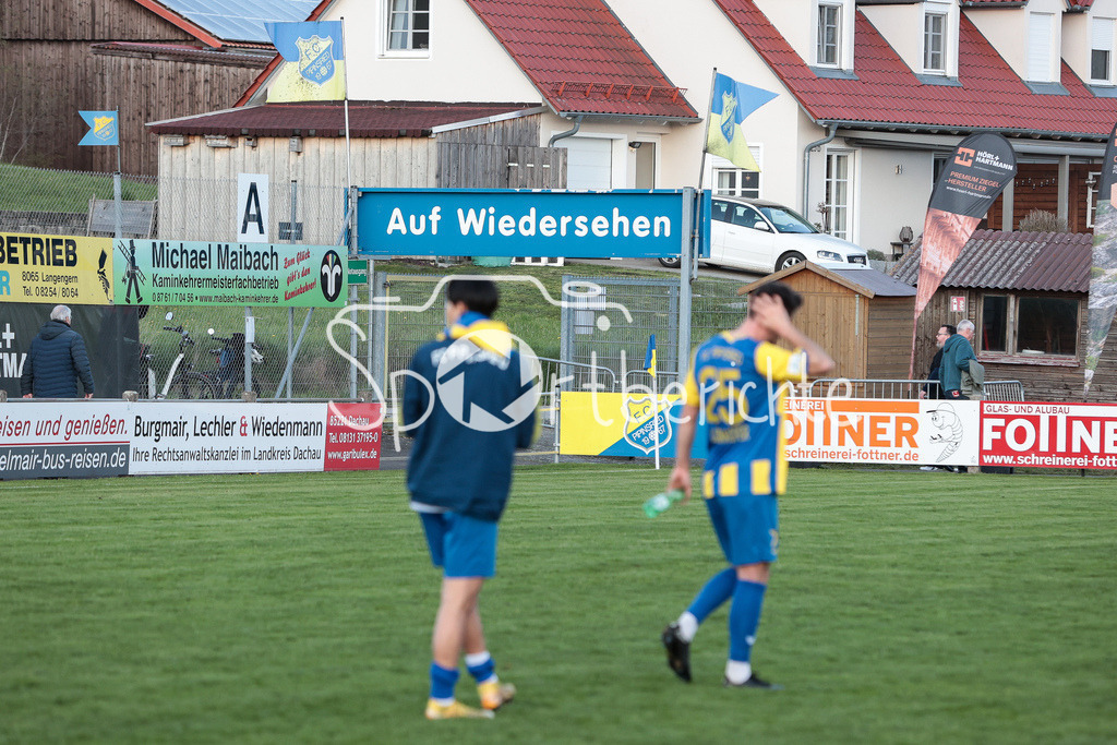FC Pipinsried - TSV Buchbach | Auf Wiedersehen in Pipinsried? / Der Dorfclub steigt aus der Regionalliga ab / Absteiger / Abstieg / Symbolbild / haengende Koepfe nach Schlusspfiff bei den Hausherren