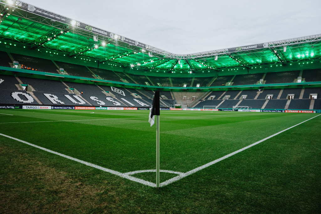 _STP8485 | Der offizielle Shop für FC St. Pauli Fotos. Wähle aus Spielszenen & Fanmomenten dein FCSP Wunschformat. Wir liefern Millerntor-Atmosphäre.