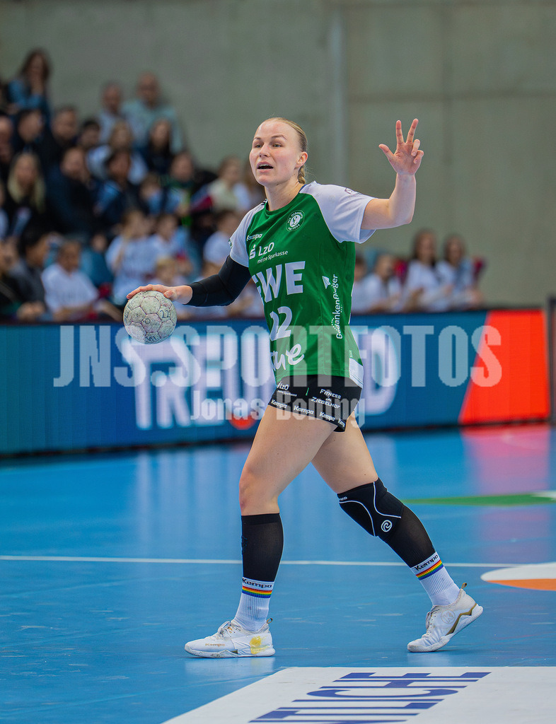 Handball I Frauen I Saison 2025-2026 I 1. HBF I 15. Spieltag I VFL Oldenburg - SV Union Halle-Neustadt 0035 | Lotta Röpcke (22, VfL Oldenburg) - Realisiert mit Pictrs.com