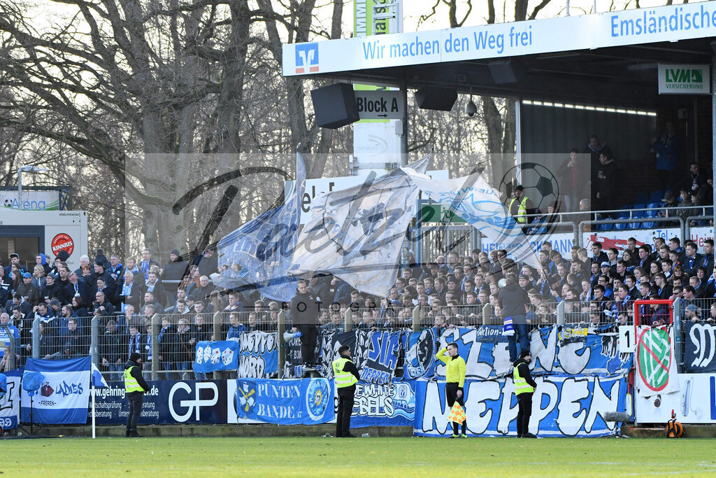 20200201_MEPCHE_0064 | Fußball, Herren: . Die Fans vom SV Meppen waehrend des Spiels der 3. Liga zwischen SV Meppen und Chemnitzer FC in der Haensch-Arena am 01.02.2020 in Meppen, Deutschland. DFB / DFL REGULATIONS PROHIBIT ANY USE OF PHOTOGRAPHS AS IMAGE SEQUENCES AND/OR QUASI-VIDEO. - Realisiert mit Pictrs.com