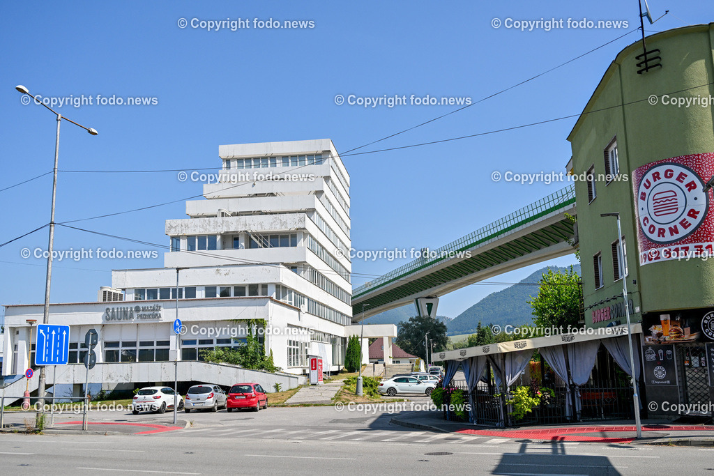 Slowakei_ Trenciansky kraj_ Povazska Bystrica_ 26.08.2024-76 | 26.08.2024, Slowakei, SVK, Trenciansky kraj, Povazska Bystrica, im Bild Stadt in der Nordwestslowakei, Stadtansichten, Gebaeude, Architektur, Turm, Bruecke, Bahnhof, Zentrum, Prior, Kaufhaus, Park, Strassen, Haeuser, Infrastruktur, kommunistische Symbolik, Denkmaeler, Kultur