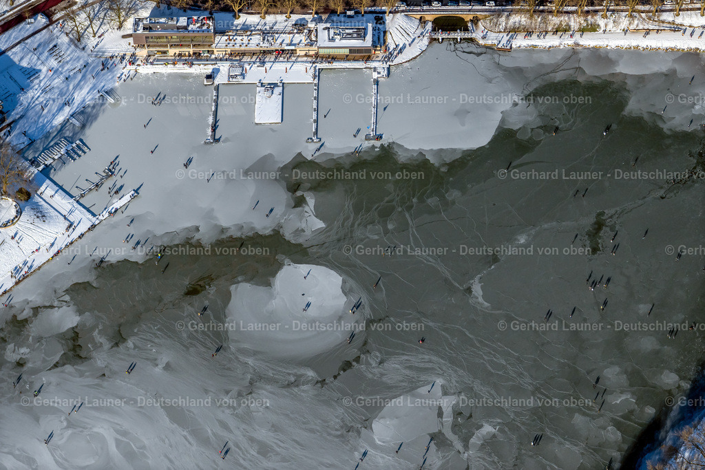4043943 | MüNSTER 13.02.2021 Spaziergänger und Passanten laufen auf der Eisschicht der zugefrorenen Uferbereiche der See - Oberfläche des Aasee im Ortsteil Pluggendorf in Münster im Bundesland Nordrhein-Westfalen, Deutschland. // Wintry snowy strollers and passers-by walk on the ice sheet of the frozen bank areas of the lake - surface of Aasee in the district Pluggendorf in Muenster in the state North Rhine-Westphalia, Germany. Foto: Gerhard Launer