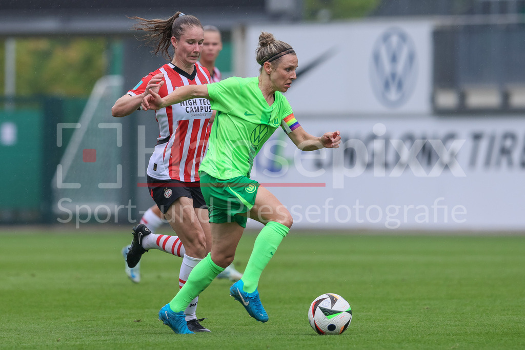 Fussball, Testspiel Frauen, VfL Wolfsburg - PSV Eindhoven | v.li.: Sisca Folkertsma (PSV Eindhoven, 6) und Svenja Huth (VfL Wolfsburg, 10) im Zweikampf, Duell, Dynamik, Aktion, Action, Spielszene