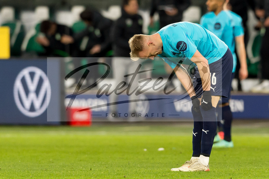 WOBFUE20220206_063 | Fussball, Herren: Havard Nielsen (SpVgg Greuther Fuerth) enttaeuscht bei dem Spiel der 1. Bundesliga zwischen VfL Wolfsburg und SpVgg Greuther Fuerth in der Volkswagen Arena am 06.02.2022 in Wolfsburg, Deutschland.DFB / DFL REGULATIONS PROHIBIT ANY USE OF PHOTOGRAPHS AS IMAGE SEQUENCES AND/OR QUASI-VIDEO. - Realisiert mit Pictrs.com