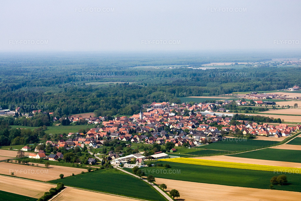 Aerial view: View of the town in Niederrœdern in the state Bas-Rhin, France.Photo: IMG_18129.jpg taken on 05/03/2009 by Werner Riehm/FLY-FOTO.comResolution of the original: 3999 x 2666 px