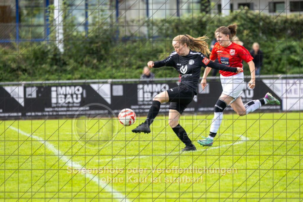 20250928_143800_0589 | Celine Weinhold (1.FC Donzdorf #16) erziehlte fast noch das 4:01.FC Donzdorf (schwarz) vs. TV Derendingen (rot), Fussball, Frauen-Verbandsliga Württemberg, 03. Spieltag, Saison 2025/2026, Rasenplatz Lautertal Stadion, Süßener Straße 16, 73072 Donzdorf, 28.09.2025 - 13:00 Uhr,Foto: PhotoPeet-Sportfotografie/Peter Harich