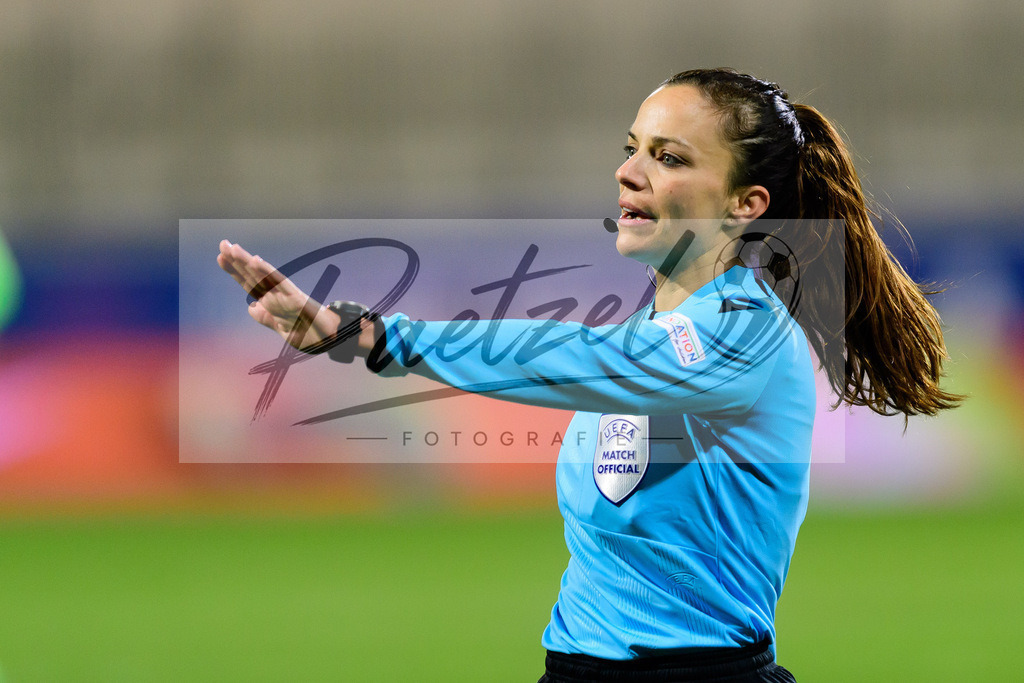 WOBJUV20211118_171 | Fussball, Frauen: Referee Marta Huerta De Aza gestikuliert, Gestik bei dem Spiel der UEFA Women´s Champions League zwischen VfL Wolfsburg und Juventus Turin im AOK-Stadion am 18.11.2021 in Wolfsburg, Deutschland. - Realisiert mit Pictrs.com