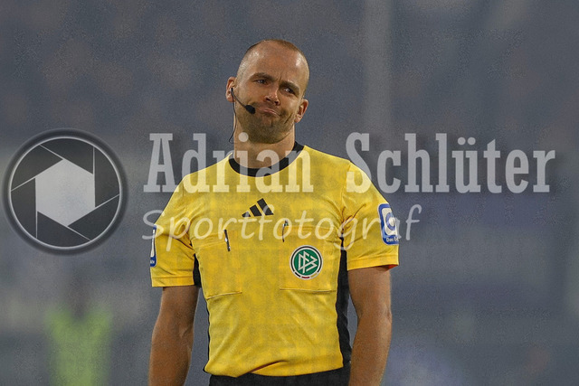 MSV Duisburg vs FC Hansa Rostock - 3. Liga | Duisburg, Deutschland, 03.10.25:   Schiedsrichter Patrick Schwengers gestikuliert, Gestik waehrend des Spiels der 3. Liga MSV Duisburg vs FC Hansa Rostock in der schauinsland-reisen-arena(Foto von Brauer-Fotoagentur / Adrian Schlueter)