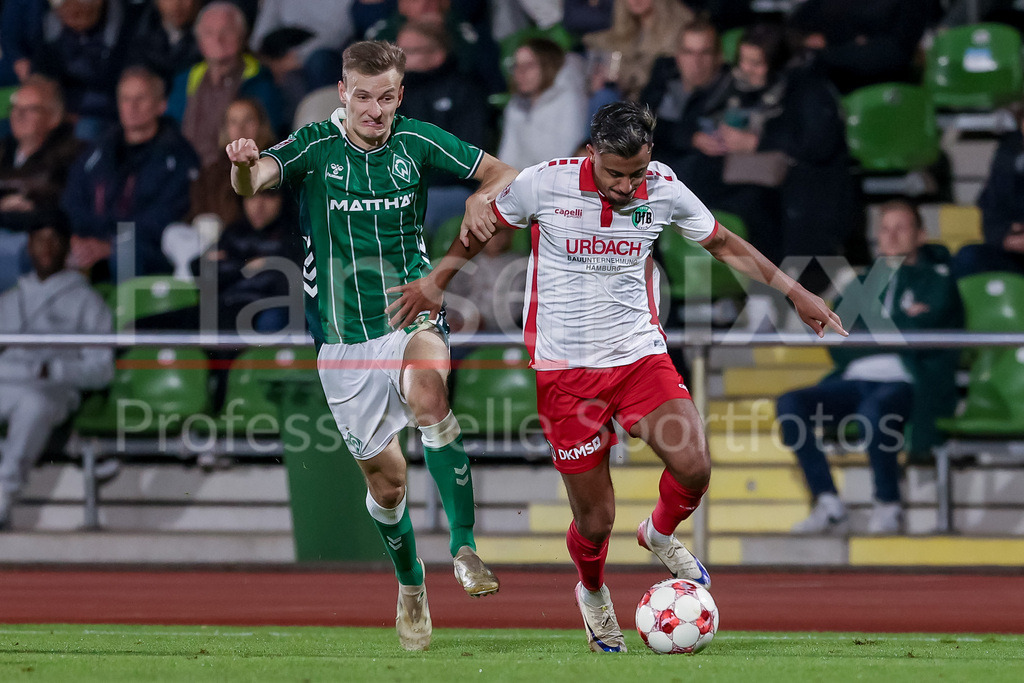 Fussball, Regionalliga Nord, SV Werder Bremen II - VfB Lübeck | v.li.: Ole Schulz (SV Werder Bremen II, 27) und Ali Abu Alfa (VfB Lübeck, 11) im Zweikampf, Duell, Dynamik, Aktion, Action, Spielszene