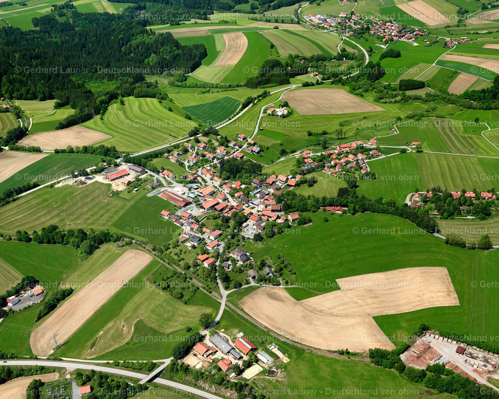 2724121 | SCHIEFWEG 19.05.2007 Landwirtschaftliche Nutzflächen und Feldgrenzen  umsäumen das Siedlungsgebiet des Dorfes in Schiefweg im Bundesland Bayern, Deutschland // Agricultural land and field boundaries surround the settlement area of the village  in Schiefweg in the state Bavaria, Germany Foto: Gerhard Launer