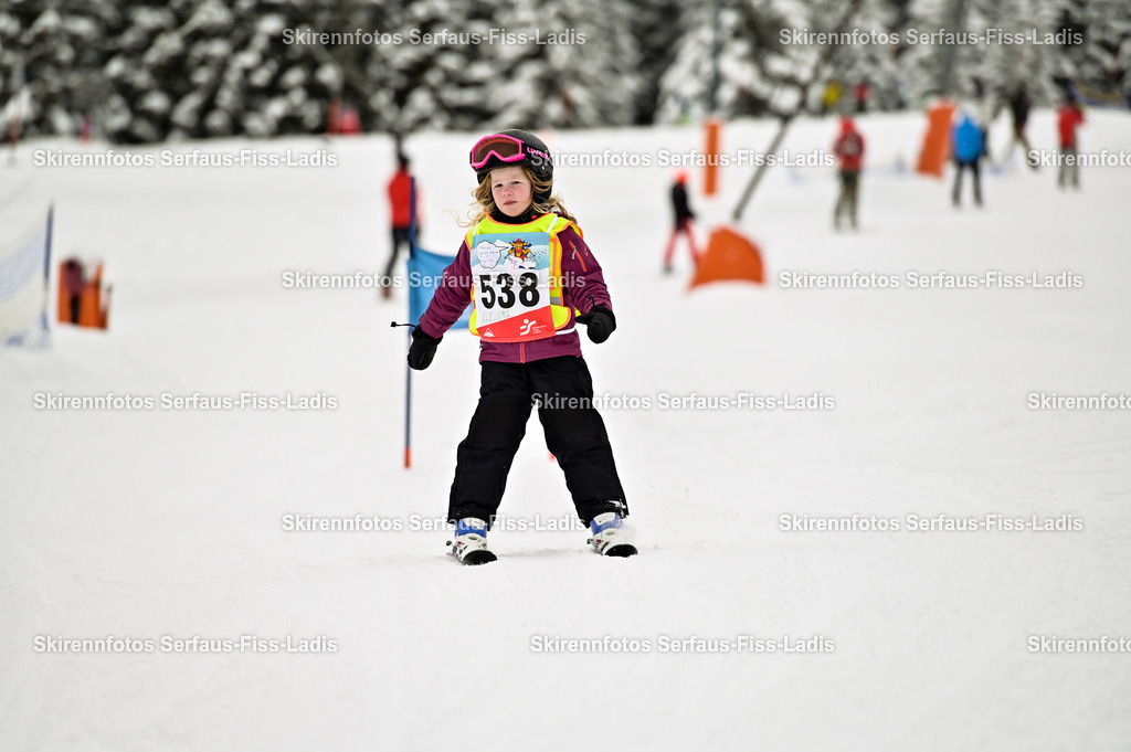 SRF_20.02.2026_0449 | Skirennfotos,Serfaus,Fiss,Ladis,Kinderskirennen,Winter,Tirol,Oberland,skirace,SFL,feelfree,weil wir's genießen,ski,Ski,skifahren,Sonnenplateau, - Realisiert mit Pictrs.com