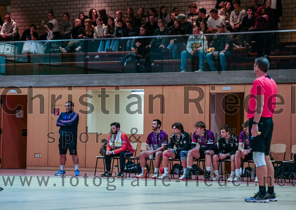 2023-11-26_040_SpVgg_Altenerding_gegen_TSV_1861_Mainburg | Erding, Deutschland, 26.11.2023:
Handball, Bezirksoberliga Männer 2023 / 2024, 9. Spieltag, SpVgg Altenerding gegen TSV 1861 Mainburg, Endergebnis: 34:20

Trainer Simon Klawe (Spvgg Altenerding), Simon Rüdiger (SpVgg Altenerding, #7), Yannis Bartsch (SpVgg Altenerding, #99), Ferdinand Ewald (SpVgg Altenerding, #45)

Foto: Christian Riedel / fotografie-riedel.net