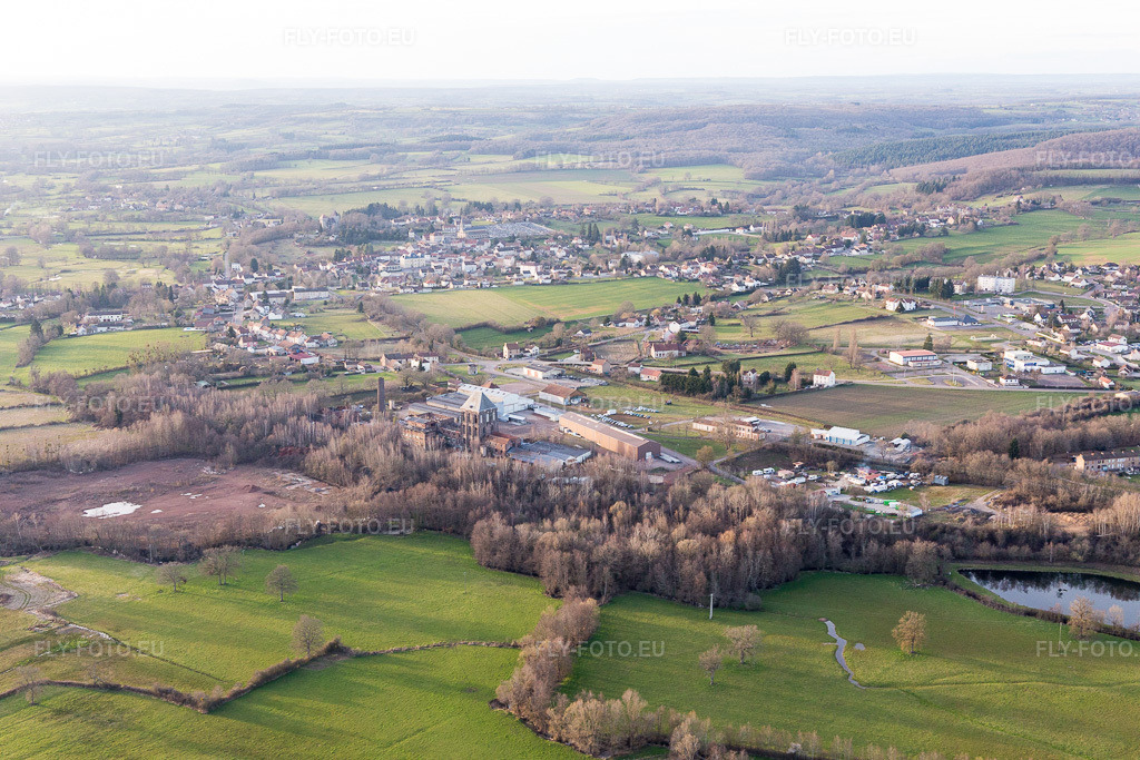 Vue aérienne: Ancienne usine sidérurgique (Bourgogne) à Épinac dans le département Saône et Loire, France. Photo: IMG_105532.jpg prise le 01/04/2018 par Werner Riehm/FLY-FOTO.eu – Résolution de l'original: 5472 x 3648 px