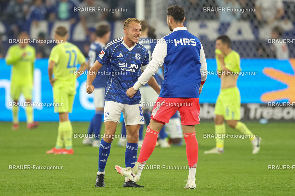 1_S04BER_20250801_3545.JPG -  - FC Schalke 04 - Hertha BSC Berlin - 2. Bundesliga | Gelsenkirchen, Deutschland, 01.08.25: Timo Becker (FC Schalke 04) gestikuliert, Gestik nach dem Spiel der 2. Bundesliga zwischen FC Schalke 04 - Hertha BSC Berlin in der Veltins-Arena am 01. August 2025 in Gelsenkirchen, Deutschland. (Foto von Stefan Brauer/Brauer-Fotoagentur)DFB/DFL REGULATIONS PROHIBIT ANY USE OF PHOTOGRAPHS AS IMAGE SEQUENCES AND/OR QUASI-VIDEO.