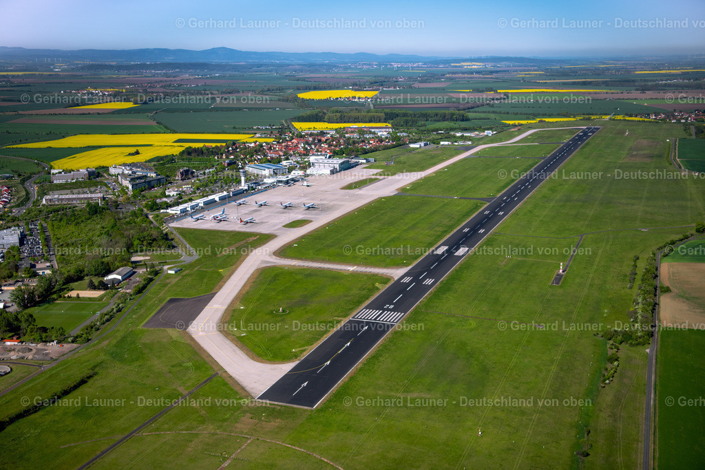 4026325 | ERFURT 07.05.2020 Start- und Landebahnen mit Rollwegen Hangaranlagen und Terminals auf dem Gelände des Flughafen im Ortsteil Bindersleben in Erfurt im Bundesland Thüringen, Deutschland. Weiterführende Informationen bei: Flughafen Erfurt GmbH. // Runway with hangar taxiways and terminals on the grounds of the airport in the district Bindersleben in Erfurt in the state Thuringia, Germany. Further information at: Flughafen Erfurt GmbH. Foto: Gerhard Launer