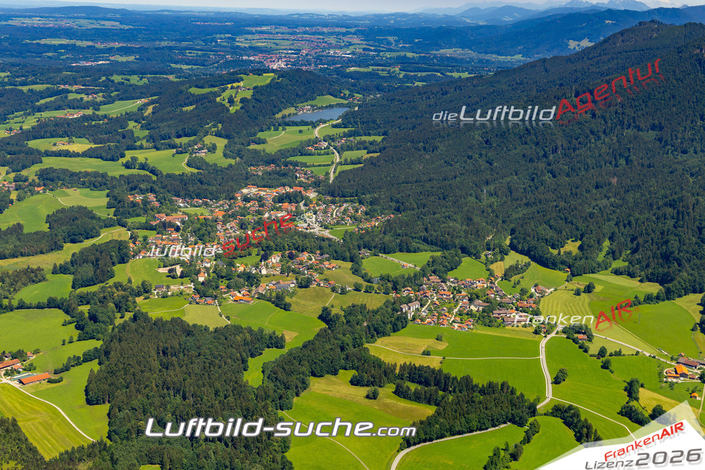 Aktuelles Luftbild von  Bad Heilbrunn - Die Luftaufnahme wurde 2022 mittels UL-Flugzeug erstellt ( keine Drohne ) - hochauflösende Kamera-Systeme von  Canon -Beste Qualität - Für grossformatige Ausdrucke geeignet. Die Geschenkidee !