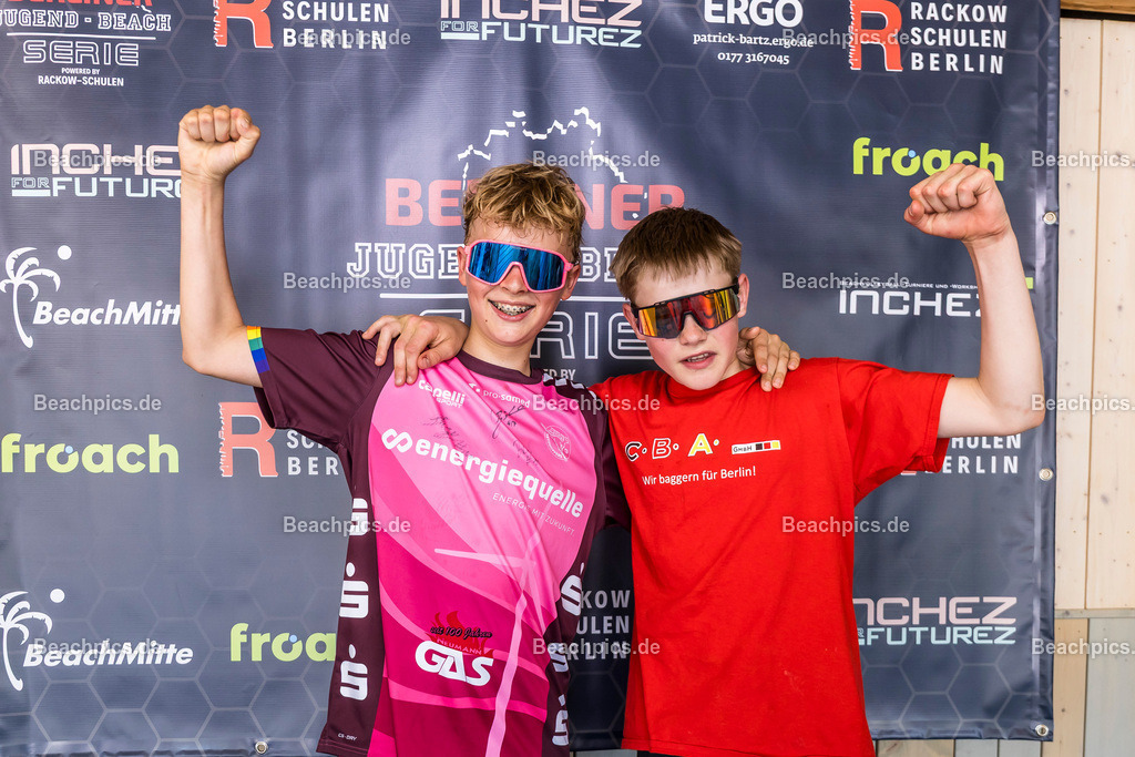 2025-200076227-Jugend-Beach-Serie-Fotobox | Pinar Atalay, Bundeskanzler Friedrich Merz 31.05.2025; Berlin Foto: Gerold Rebsch - www.beachpics.de