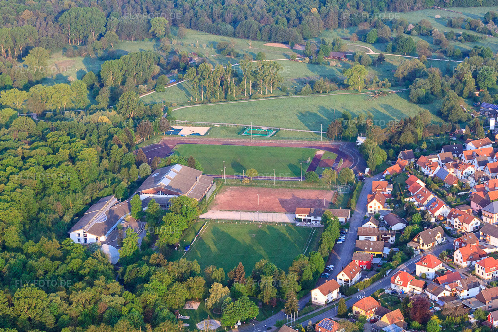 Luftbild: Sportplätze des FV 1919 Ötigheim e.V. in Ötigheim im Bundesland Baden-Württemberg in Deutschland. – Foto: IMG_40295.jpg vom 22.04.2011 durch Werner Riehm/FLY-FOTO.de – Auflösung des Originals: 4752 x 3168 px – FV 1919 Ötigheim e.V. - mehr als 90 Minuten!