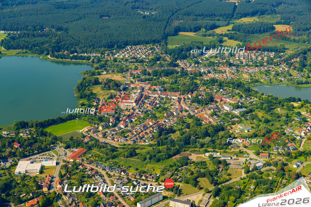 Luftbild der Stadt Warin - Die Luftaufnahme wurde 2025 vom UL-Flugzeug heraus erstellt ( keine Drohne ) - Hochauflösende Luftaufnahme - für professionelle Ausdrucke geeignet. Die Geschenkidee !Hier alle&nbsp;Infos zur Lizenzierung der LuftaufnahmeWir fliegen auch dieses Jahr wieder in Ihre Region um Luftbilder zu erstellen.- Luftbild anfragen