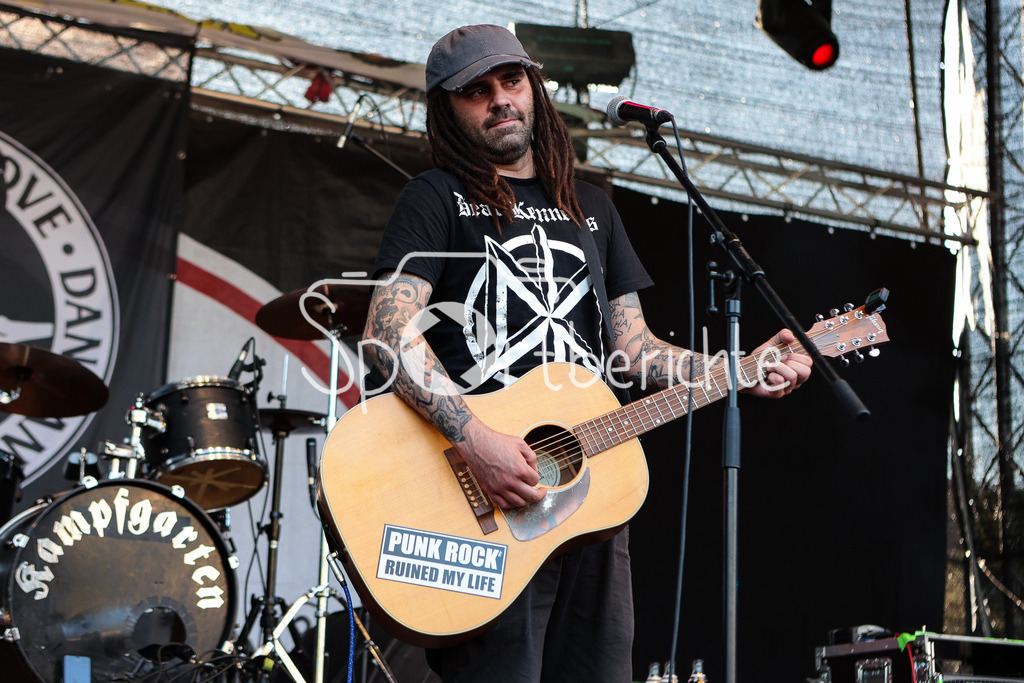 Sommer am Kiez | Dan GANOVE spielt vor "Die Kassierer" beim Augsburger Fesitval " Sommer am Kiez" auf seiner Gitarre, Vorband, Support