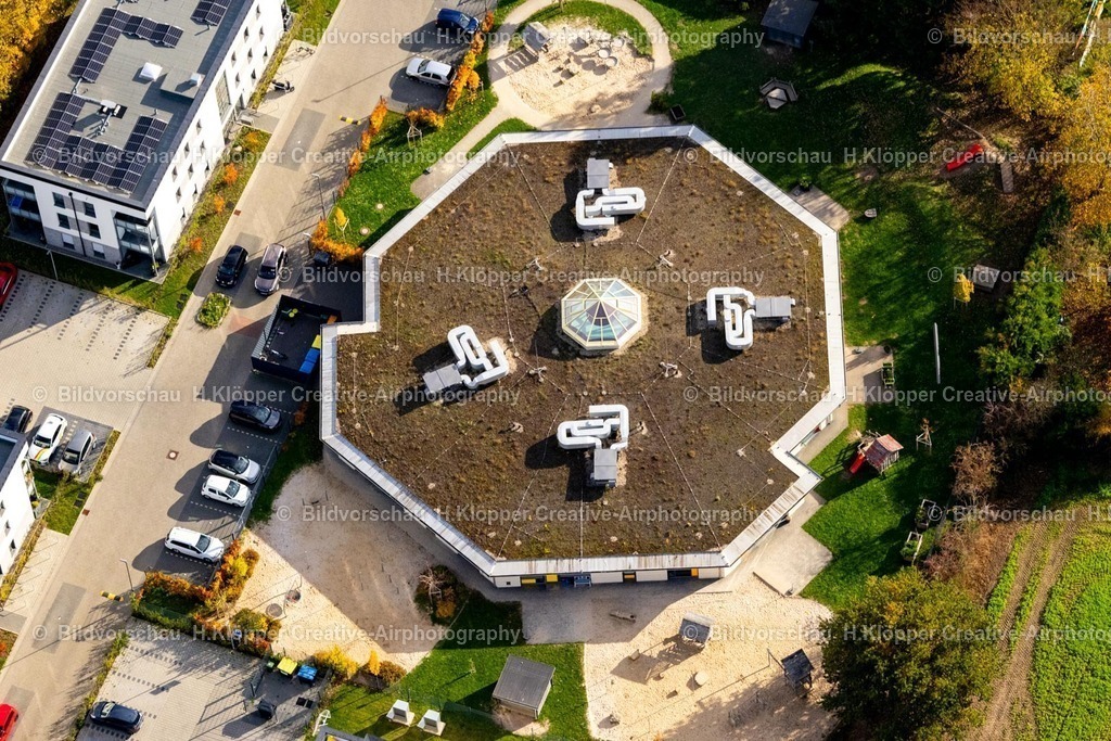 Luftbilder Alsdorf-7430 | Luftbildfotografie Senkrecht- Luftbild aus der Satelliten- Perspektive vom Gebäude der KITA Kindertagesstätte - Kindergarten " Städt. KiTa Alsdorf-Mitte " am Am alten Rot-Weiß Sportplatz in Alsdorf im Bundesland Nordrhein-Westfalen, Deutschland - Realisiert mit Pictrs.com