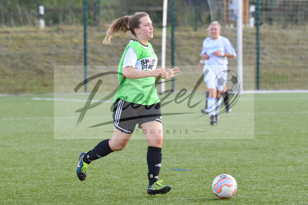 20180811_BORBEL_0024 | Fußball, Frauen:   beim Spiel der 1. Kreisklasse zwischen SG Borgloh/Kloster Oesede vs. SVC Belm-Powe am 11.08.2018 auf dem Kunstrasenplatz Borgloh in Borgloh, Deutschland.(Foto von Nico Paetzel) - Realisiert mit Pictrs.com