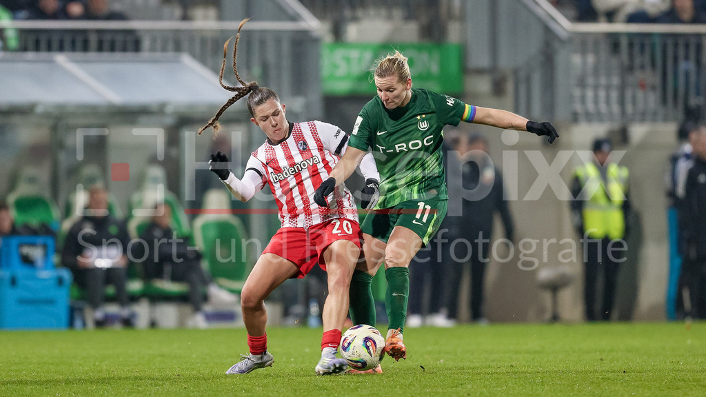 Fussball, Google Pixel Frauen-Bundesliga, VfL Wolfsburg - SC Freiburg | v.li.: Leela Egli (SC Freiburg, 20) und Alexandra Popp (VfL Wolfsburg, 11) im Zweikampf, Duell, Dynamik, Aktion, Action, Spielszene, DIE DFB-RICHTLINIEN UNTERSAGEN JEGLICHE NUTZUNG VON FOTOS ALS SEQUENZBILDER UND/ODER VIDEOÄHNLICHE FOTOSTRECKEN. DFB REGULATIONS PROHIBIT ANY USE OF PHOTOGRAPHS AS IMAGE SEQUENCES AND/OR QUASI-VIDEO.