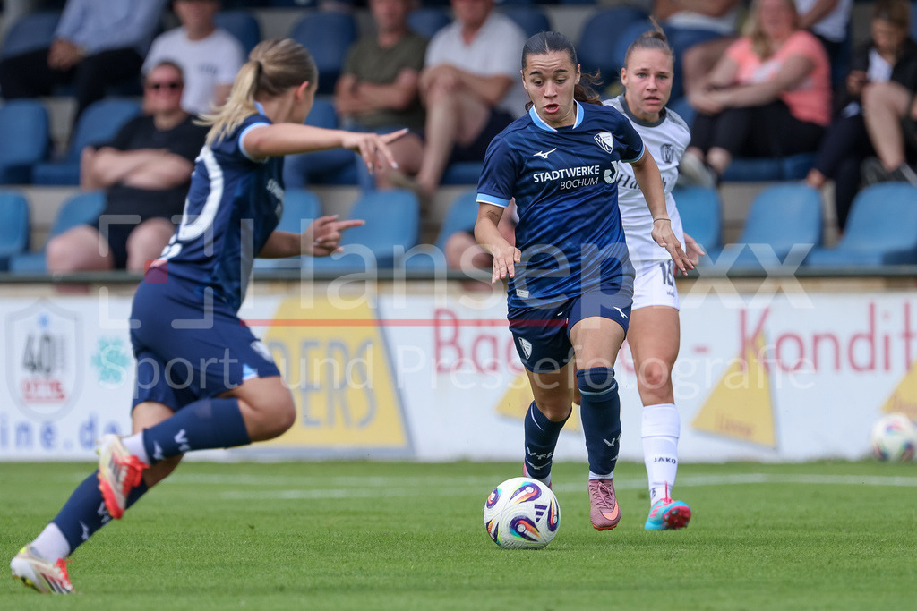 Fussball, Testspiel Frauen, SV Meppen - VfL Bochum | Anna Marques (VfL Bochum, 21) am Ball, Einzelbild, Ganzkörper, Aktion, Action, Spielszene