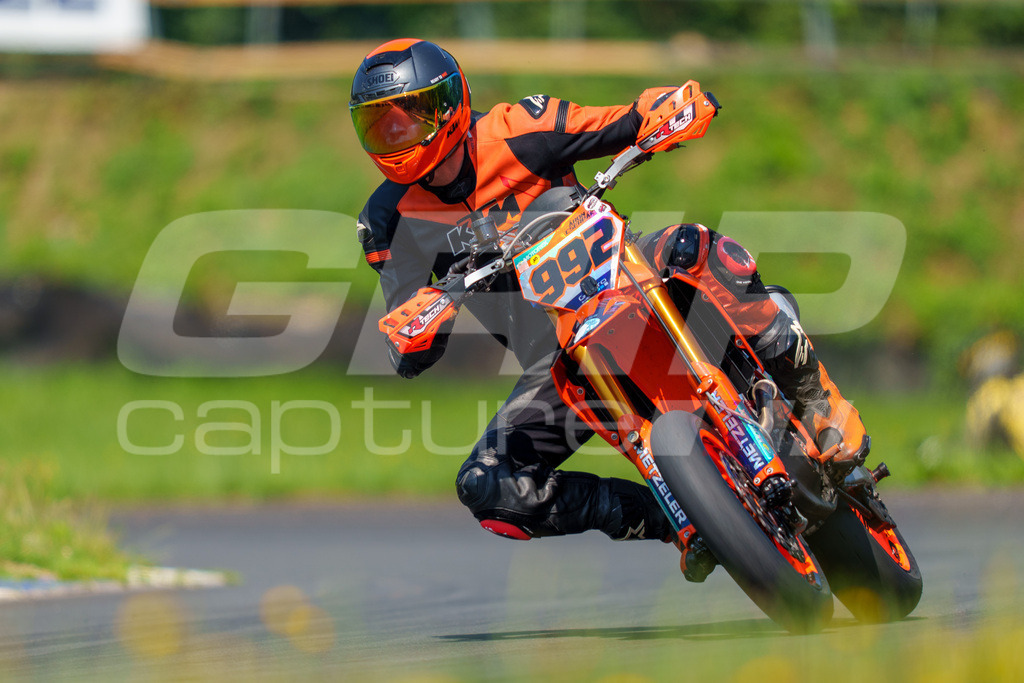 G-Cup + Supermoto Staatsmeisterschaft + Hungarian Supermoto Championship | GRIPcapture steht für authentische Sportfotografie in Österreich – für Momente, die mehr sind als Geschwindigkeit oder Ergebnis. Es geht um Emotion, Spannung, Fokus und den Augenblick, der oft nur einen Wimpernschlag dauert.Ob Motorsport, Teamsport oder 